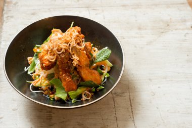 Kopya alanı siyah yuvarlak kase salata