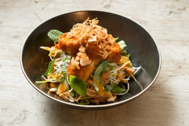 Salata Siyah Yuvarlak Kase Terrine Dilim ile Tepesinde