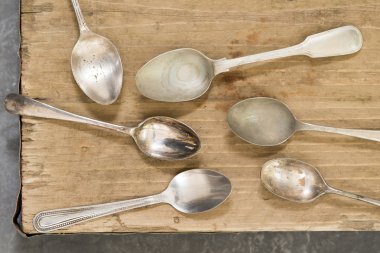 Ahşap arka plan üzerinde Vintage kaşık