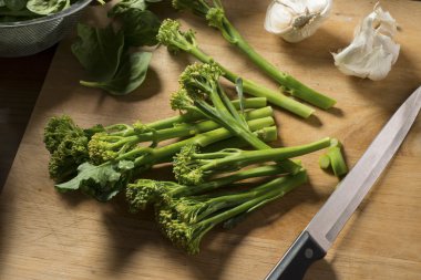 Sharp Knife ile Ahşap arka plan üzerinde Tenderstem Brocolli