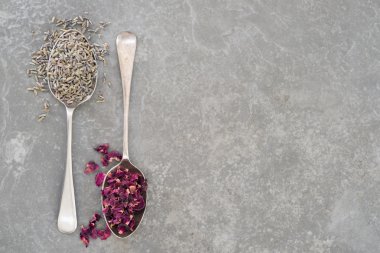 Kopya alanı ile Kayrak üzerinde Lavanta ve Gül Yaprakları