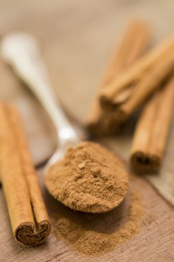 Zemin Cinammon ve Ahşap Kaşık ile Sopalar