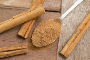 Zemin Cinammon ve Ahşap Kaşık ile Sopalar