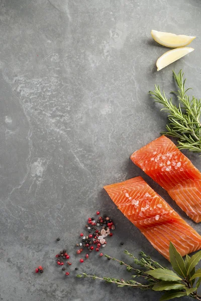 Filetes de salmão crus frescos com ervas e especiarias — Fotografia de Stock