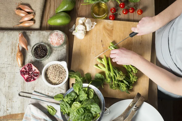 Brocolli Hazırlama, Ispanak Quinoa Salatası 