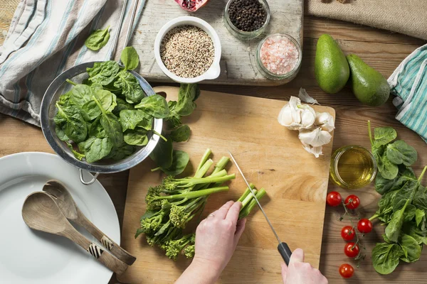 Preparando Brocolli, Ensalada de Quinua de Espinacas — Foto de Stock