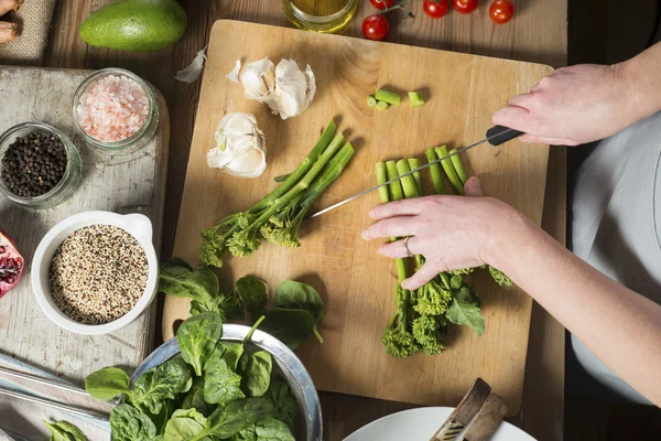 Preparando Brocolli, Salada de espinafre Quinoa — Fotografia de Stock