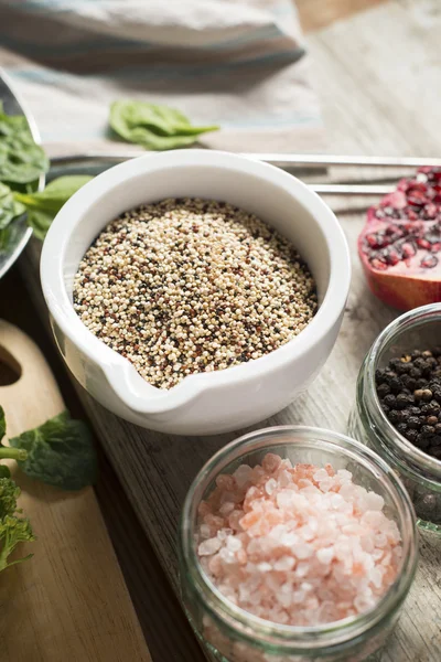 Dreifarbige Quinoa, Salz und Pfeffer — Stockfoto