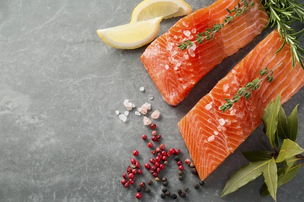 Filetes de truta crua fresca com ervas e especiarias — Fotografia de Stock