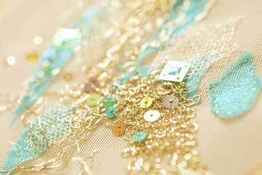 Pullu nakış ile altın iplik 