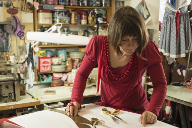 Kadın terzi kırmızı beyaz bez ölçme