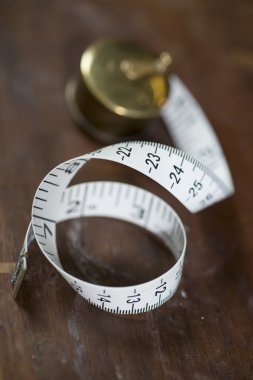 Ahşap yüzey üzerinde ölçüm bandı