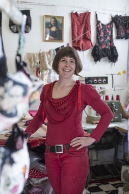 Terzi dükkanı terzilik içinde kırmızı giyim