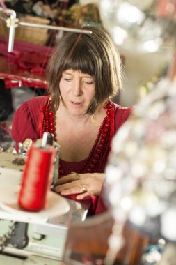 Kadın terzi dikiş bez bir dikiş makinesi ile