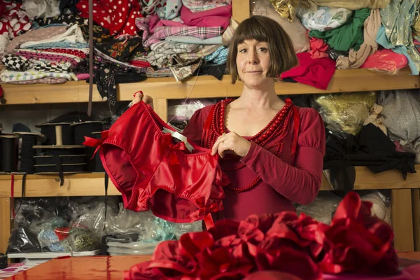 Seamstress exibindo recém-costurados cuecas vermelhas — Fotografia de Stock