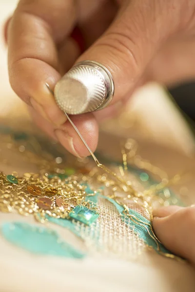 Manos y dedal haciendo bordado con hilo de oro — Foto de Stock