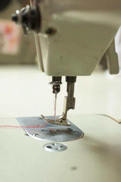 Игла швейной машины с резьбой — стоковое фото
