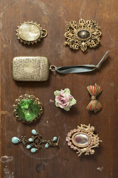 Uma variedade de broches vintage e outros acessórios de moda — Fotografia de Stock