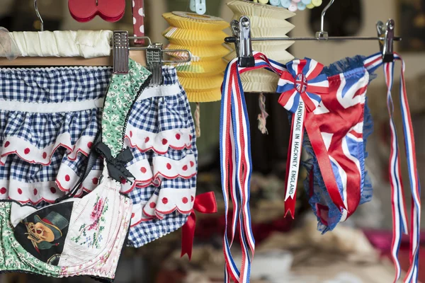 Bunte Unterhosen an Kleiderbügel geheftet — Stockfoto