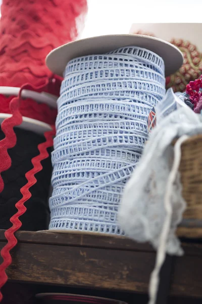 Blaue und rote Nähbänder im Regal — Stockfoto