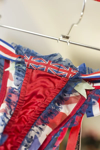 Britische Unterhosen auf Kleiderbügel — Stockfoto