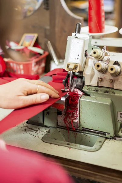 Рука на швейной машине Сшивание и обрезка ткани — стоковое фото