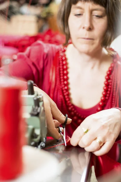 Seamstress Trimming Cloth with Scissors — Stock Photo, Image