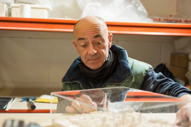 Adam 3D sıva şehir modeli açık durumda incelenmesi