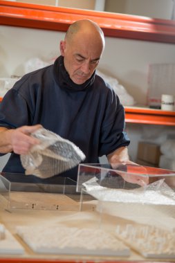 Bubble Wrap bir akrilik durumda kapalı alarak adam