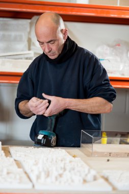 Adam bir elektrikli Akülü matkap kullanmak için hazırlama