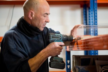 Adam açık akrilik kare bir tarafında delik 