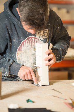 Adam bir alçı Model kurma bir bölümünü kırpma