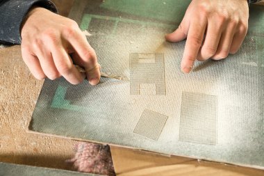 El ile küçük Metal ızgara ölçekli modeller için elinde cımbız