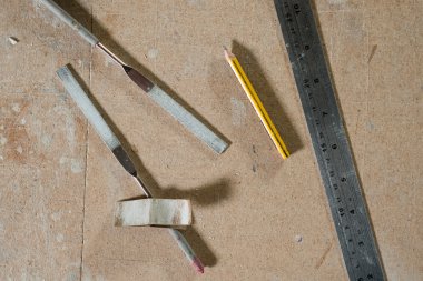 Çift törpüler, kalem, Metal kural ve zımpara