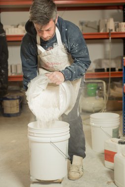 Dökülen adam alçı büyük kova içine toz