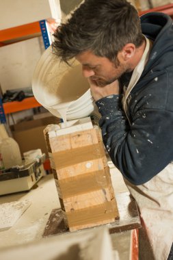 Kalıp içine sıvı alçı dökme adam