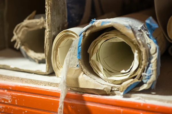 Rouleaux de papier sur étagère poussiéreuse, éclaboussée — Photo