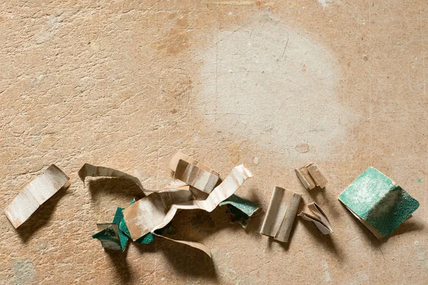 Bitar av begagnade sandpapper med kopia utrymme — Stockfoto