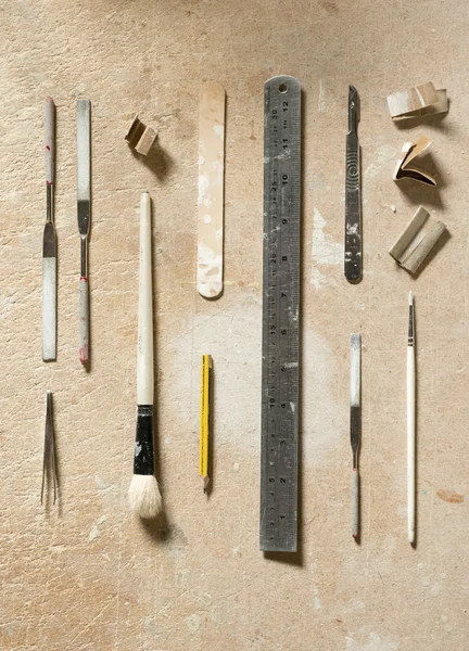 Εργαλεία για τέχνες και βιοτεχνίες επίπεδη Lay σε ξύλινη επιφάνεια — Φωτογραφία Αρχείου