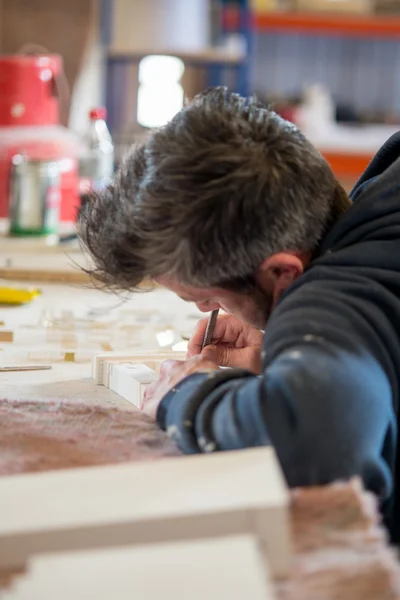 Artista Carving an Architectural Building Scale Model — Foto Stock