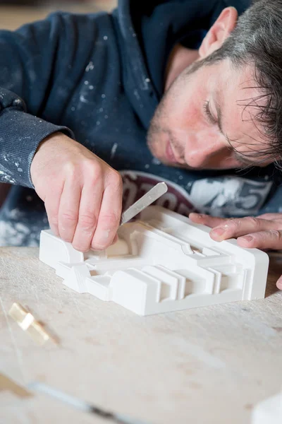 Mannelijke beeldhouwer Carving een gipsmodel — Stockfoto