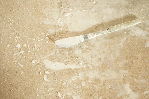 Γύψο με επικάλυψη μαχαίρι σε γύψο-Splattered ξύλινο πάγκο — Φωτογραφία Αρχείου