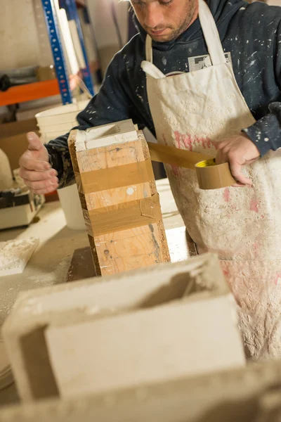 Stampo di assemblaggio del lavoratore per modello in gesso — Foto Stock