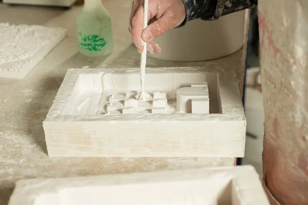 Mão aplicando Dab de gesso no molde usando pincel — Fotografia de Stock