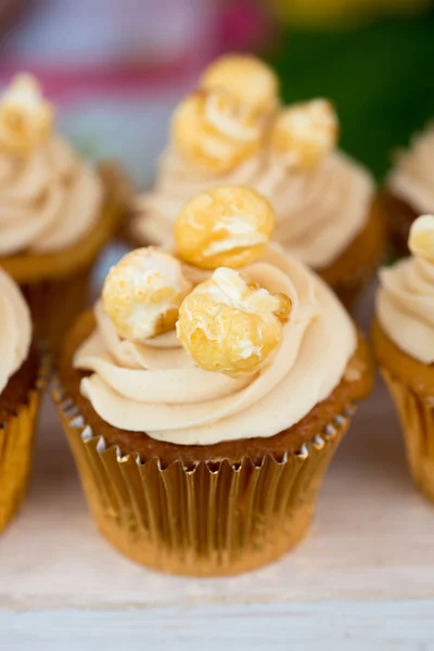Close-up van Popcorn Butterscotch Cupcakes — Stockfoto