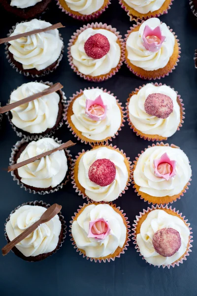 Selección de cupcakes bastante decorados disparado por encima de la cabeza — Foto de Stock