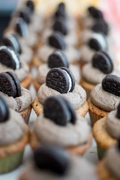 Pasteles con tapa de galleta en una fila — Foto de Stock