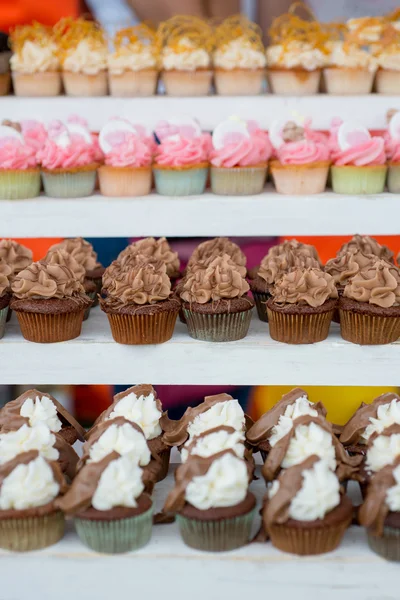 Cupcakes decorados a mano en un soporte — Foto de Stock