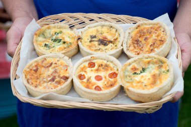 yakın bir altı tuzlu quiches up