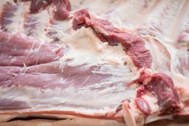 Büyük yağlı parça çiğ et